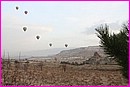 Les ballons s'en vont voir la Cappadoce d'en haut au petit matin