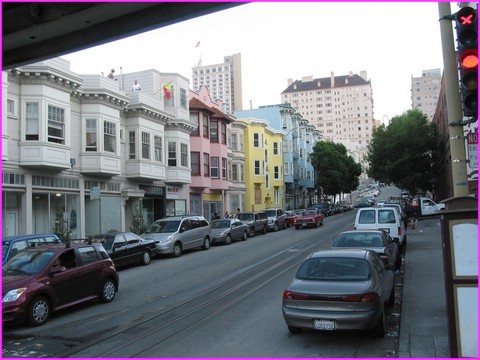 Une rue en pente dans San Francisco avec architecture typique