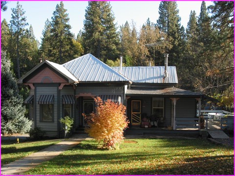 Belle maison de petite ville de montagne