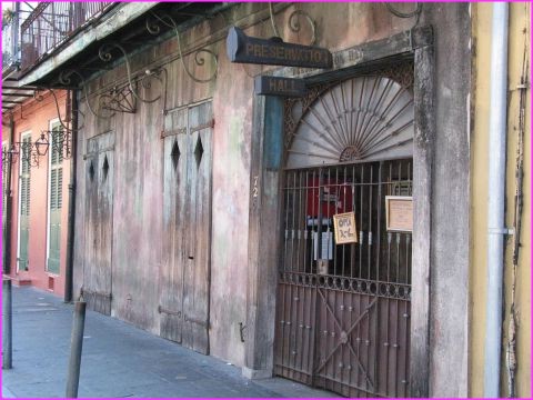 Le porche du Preservation Hall, ce temple du jazz  la Nouvelle Orleans, n'a pas vu l'ombre d'un pinceau depuis ..... 