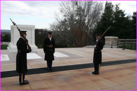 La relve de la garde auprs du soldat inconnu au cimetire d'Arlington  Washington : mouvant.