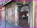 Le porche du Preservation Hall, ce temple du jazz  la Nouvelle Orleans, n'a pas vu l'ombre d'un pinceau depuis ..... 