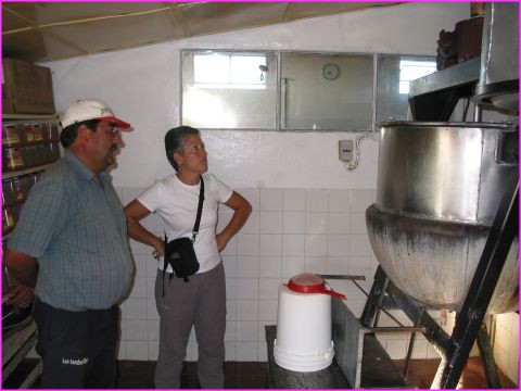 ... la fabrique artisanale de Sergio  : Patricia en plein rve devant une marmite de 1200 kg de Dulce de leche !