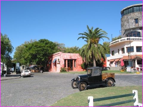 A Colonia, de belles demeures coloniales mais aussi de trs belles voitures anciennes. Il y en a beacoup en vente.