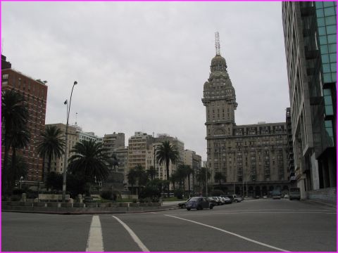 A Montvideo, le Palacio Salvo sur la plaza Independencia