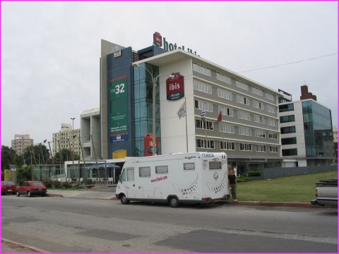 Un bivouac original  Montvideo : devant l'htel IBIS !