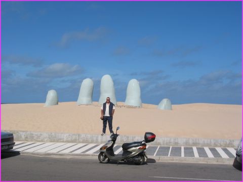 Particulire cette sculpture de main sortant du sable  Punta del Este