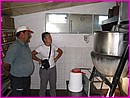... la fabrique artisanale de Sergio  : Patricia en plein rve devant une marmite de 1200 kg de Dulce de leche !