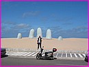 Particulire cette sculpture de main sortant du sable  Punta del Este